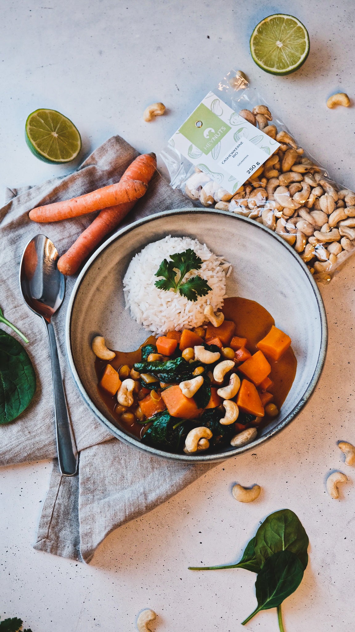 Süßkartoffel-Spinat-Curry mit Cashewkernen