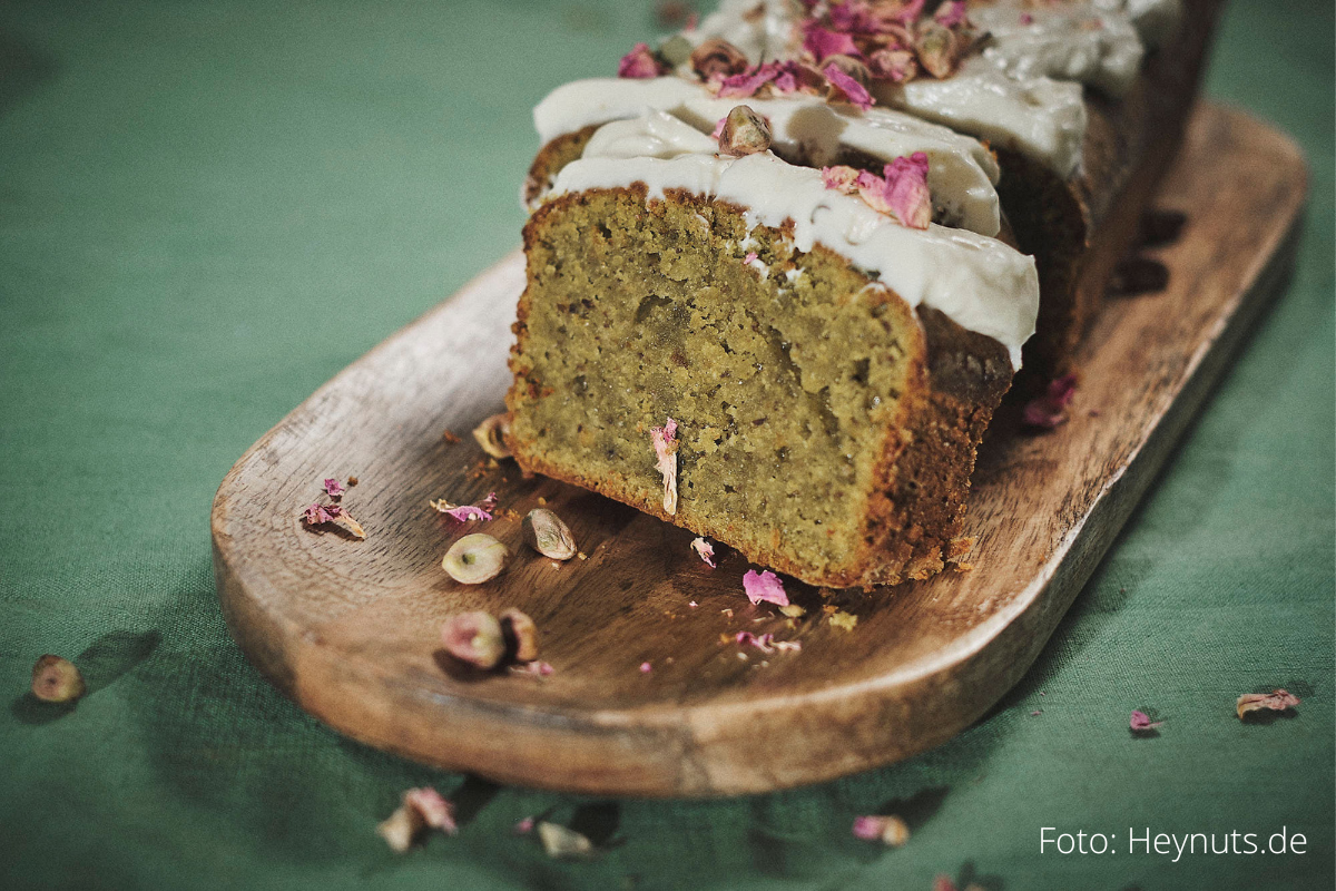 REZEPT: Pistazienkuchen mit Frosting