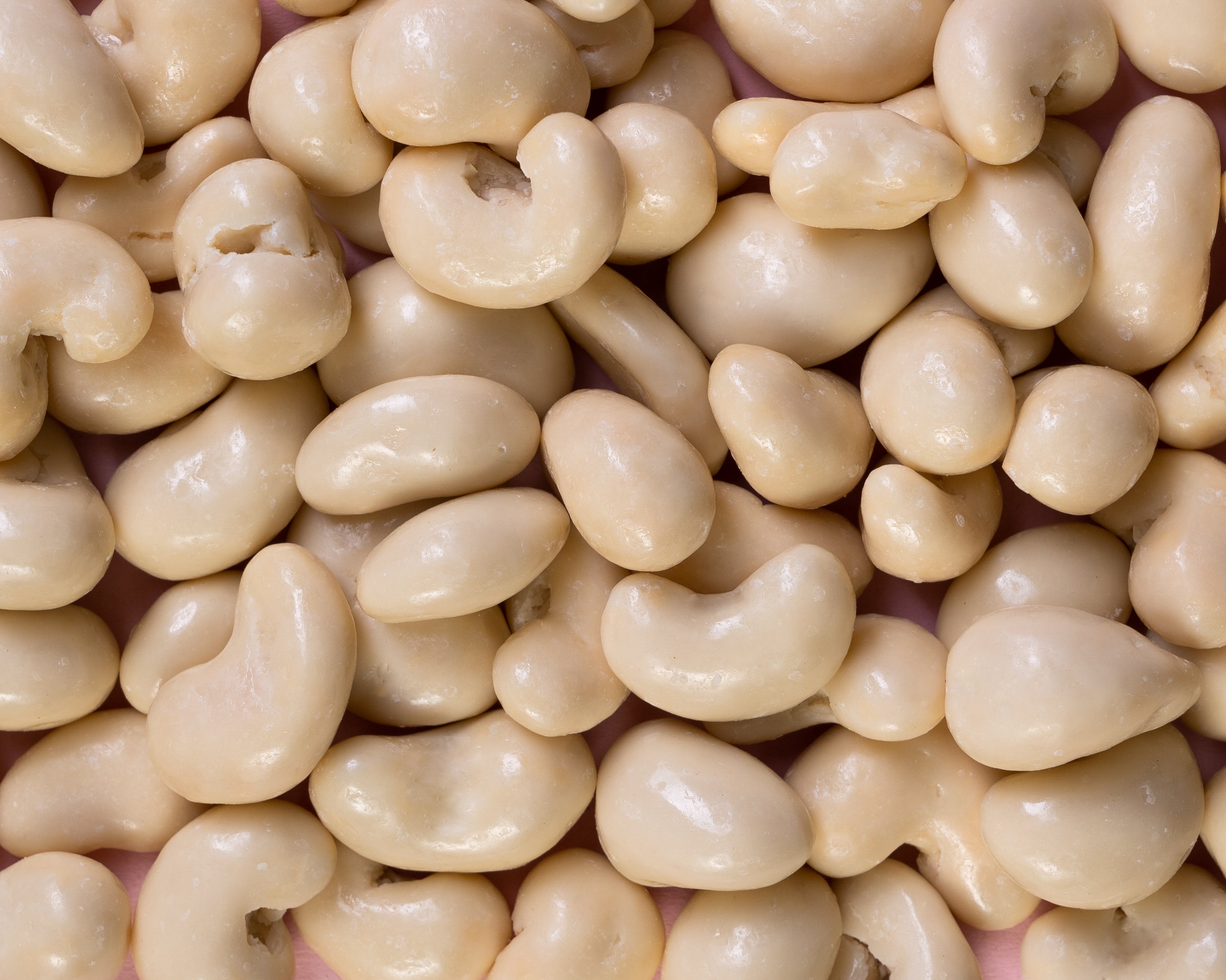 Cashewkerne in weißer Schokolade & Joghurt bio als Nahaufnahme ohne Verpackung