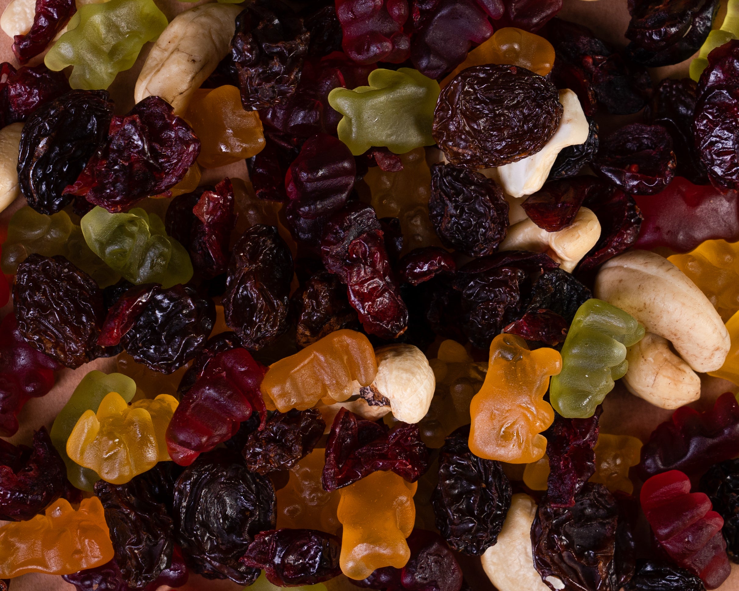 Bärchenfutter Mix Bio & Vegan als Nahaufnahme ohne Verpackung. Zu sehen sind Gummibärchen, Cashewkerne, Cranberrys und getrocknete Weinbeeren.