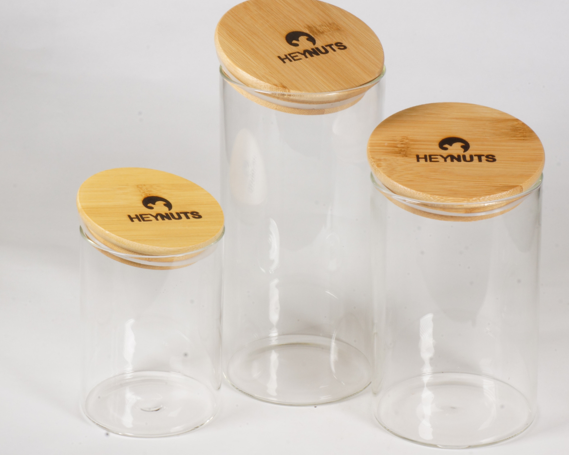 Vorratsglas mit Deckel, drei verschiedene Größen mit Heynuts logo auf dem Deckel
