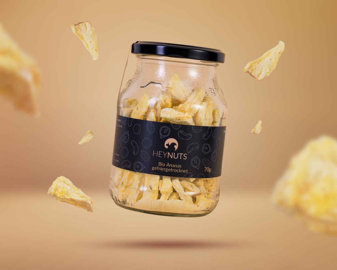 Ananasstücke Gefriergetrocknet Bio abgebildet in der 70g Verbraucherverpackung, einem Pfandglas.